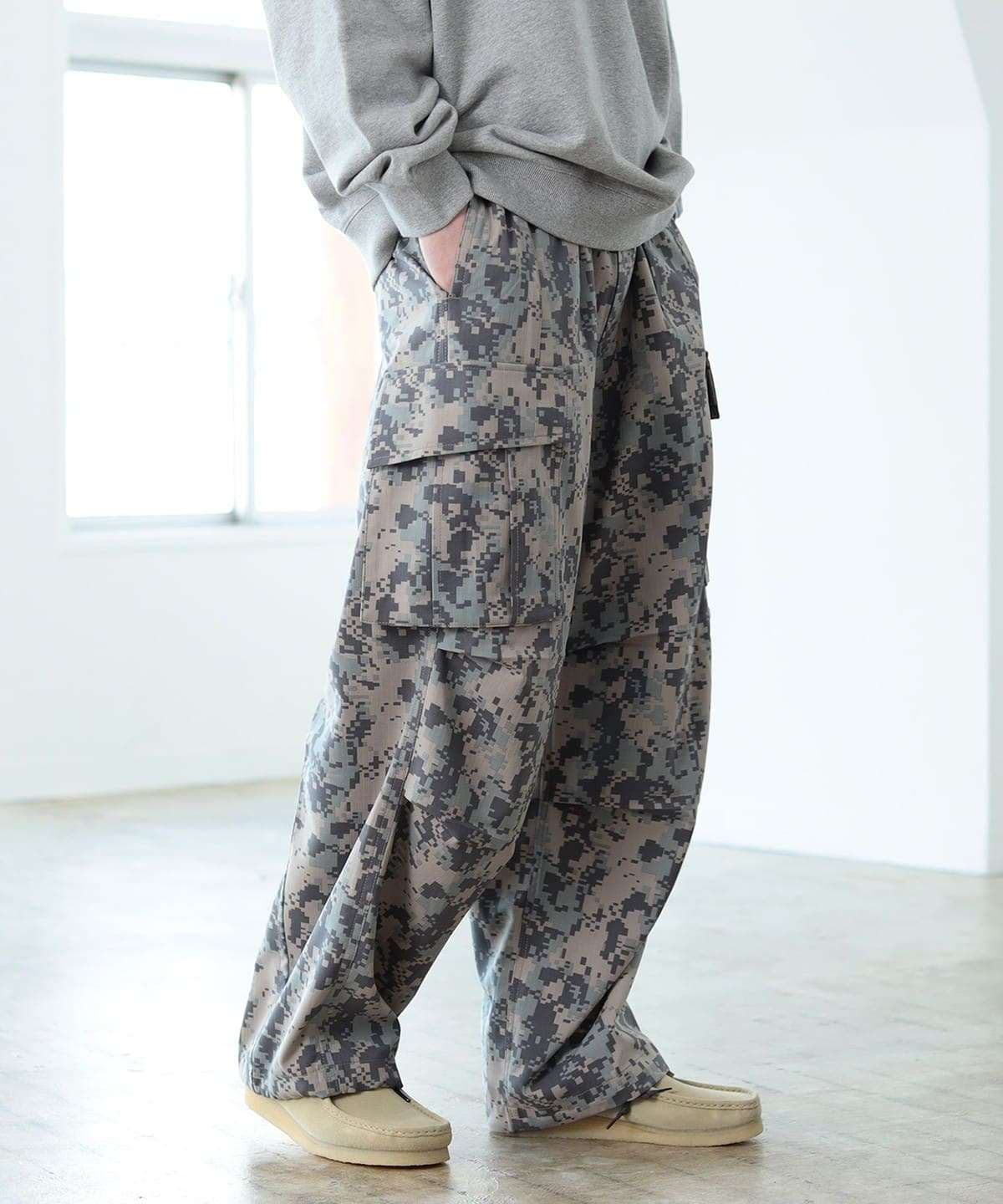  デジタル迷彩柄ワイドカーゴパンツ